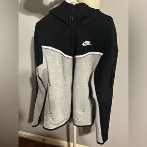 New Nike Tech worn once great condition brand new just wasn’t feeling the color